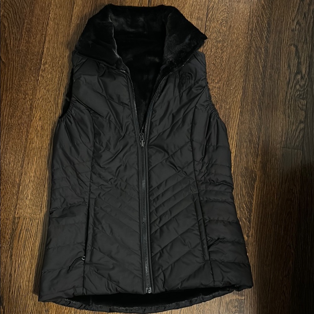 North Face!!Like new!! Size small! Black Quilted Reversible Vest
